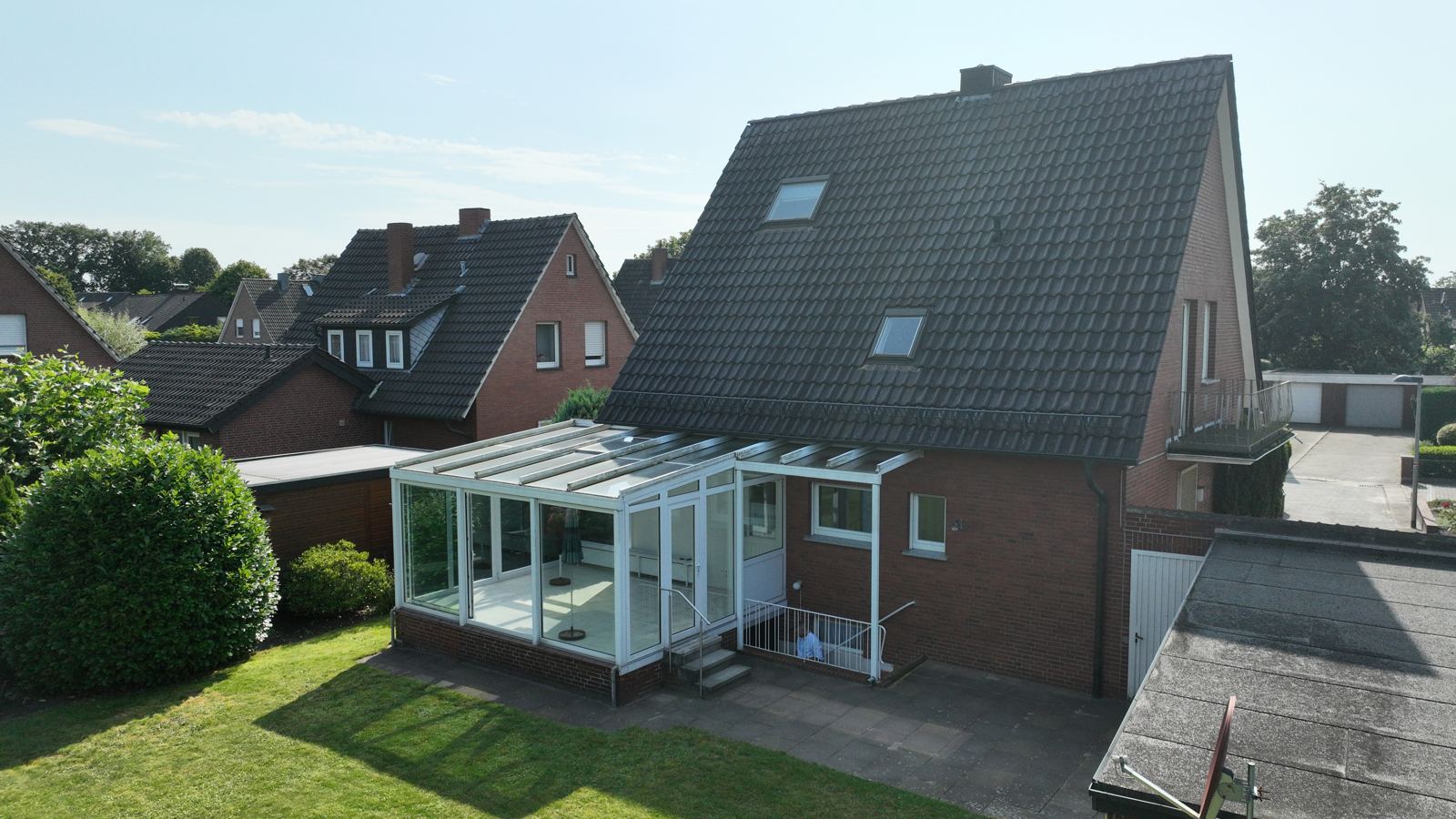 Einfamilienhaus mit Wintergarten und Garten aus der Luft