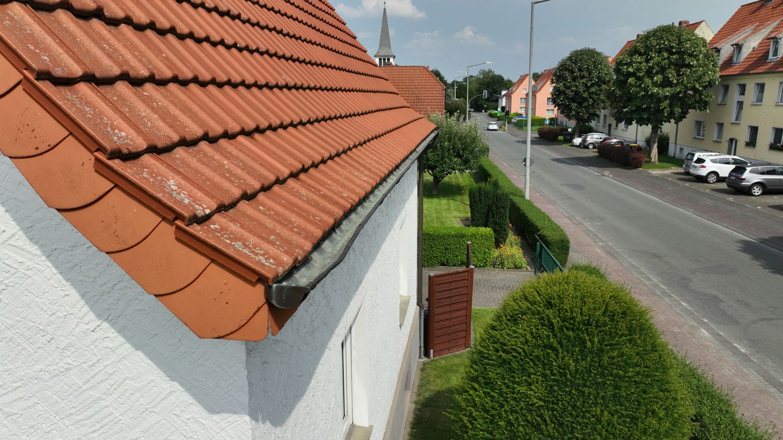 Drohnenaufnahme einer Dachfläche zur Zustandskontrolle