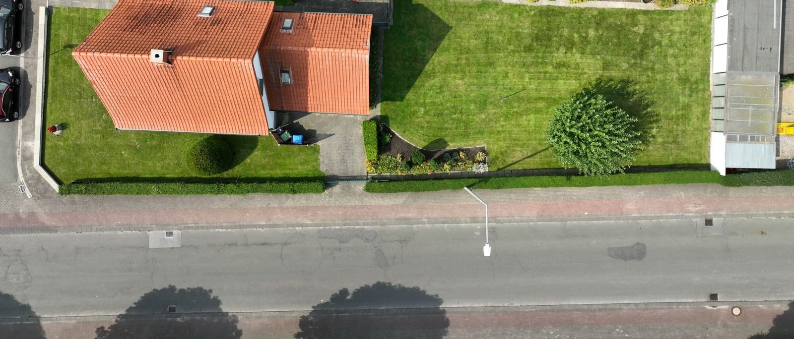 Wohngebiet aus der Luft mit verkauftem Einfamilienhaus
