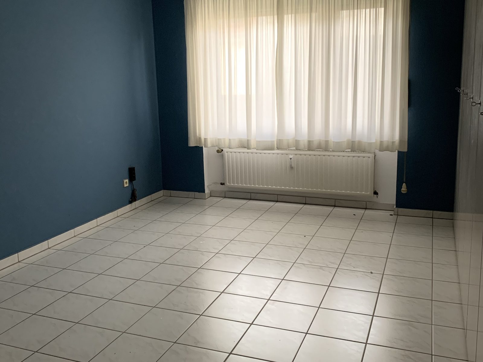 Leeres, besenreines Zimmer nach einer Räumung