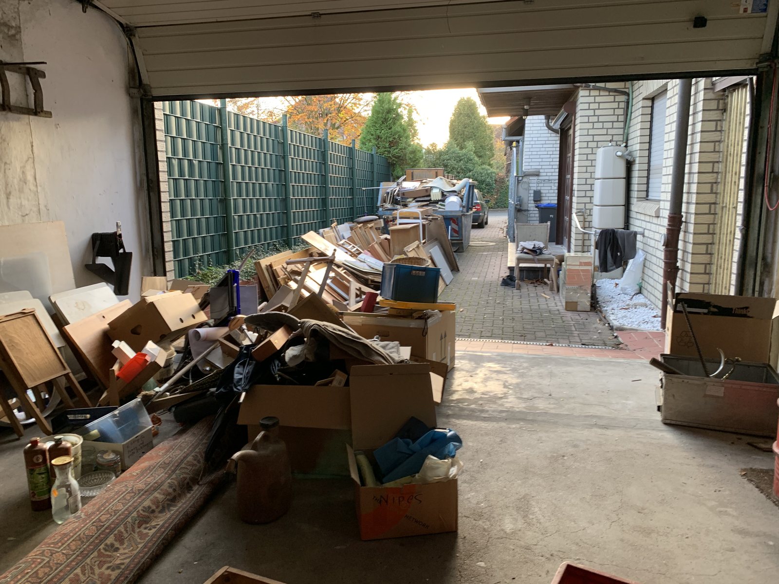 Garage voller Kartons und Möbel während einer Hausräumung