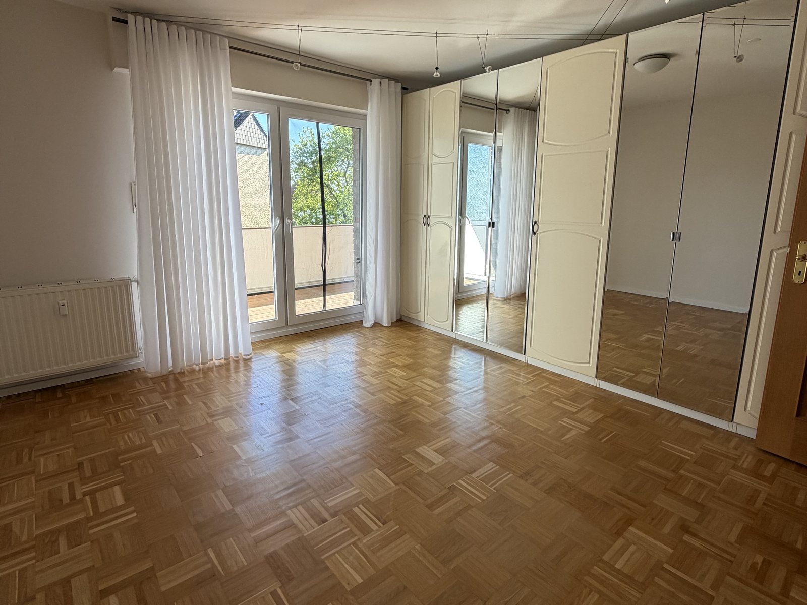 Helles Zimmer mit Parkett und Balkontür in einer Eigentumswohnung in Altenberge